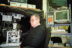 Академик Олег Александрович Крышталь рядом с установкой для изучения реакций нервных клеток, изолированных из головного мозга