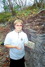 Автор демонстрирует фрагменты древнего рельефа. После этого камни необходимо положить на место, откуда их взяли