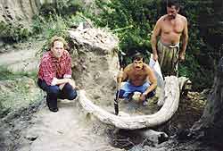 Леонид Рековец (слева) на раскопках мамонтовой фауны