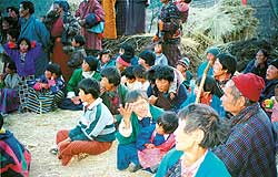 Участники и зрители представления в честь победы воинов Бутана над тибетцами