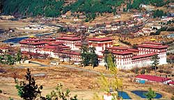 Дзонг Тхимпху. Здесь сосредоточена духовная и светская власть Бутана