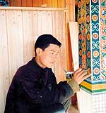 Мастер работает над традиционным орнаментом