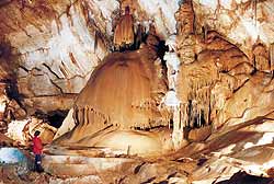 Мраморная пещера. В зале Жемчужных Озер