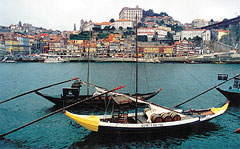 На заднем плане — набережная города Порто. Португалия