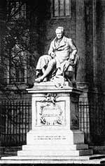 Памятник Александру фон Гумбольдту перед зданием Берлинского университета имени Гумбольдта