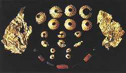 Умерший мужчина, погребенный на горе Тквисболо, был украшен этими предметами из золота, сердолика и гагата (верхний снимок). Тело его было положено на четырехколесную повозку: внизу — одна из немногих уцелевших повозок подобного типа; ныне она хранится в тбилисском музее.