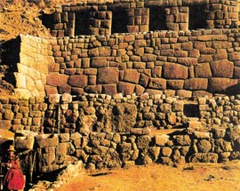 Стены перуанской горной крепости Мачу-Пикчу поражают и огромностью каменных блоков, и точностью кладки