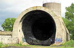 Жители Оболони называют это сооружение «бочкой».  Не все знают, что у берега — недостроенное звено подводного тоннеля с шахтой-кессоном...