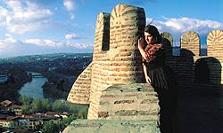 В крепости, издревле вознесшейся над Тбилиси, словно оживает дух минувших столетий...