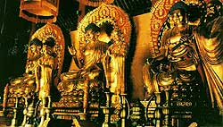 Алтарь буддийского храма