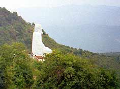 Гигантская статуя Дамо на горе Ужу