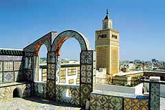 Город Тунис. В старом районе — медине — и новая архитектура верна древним традициям